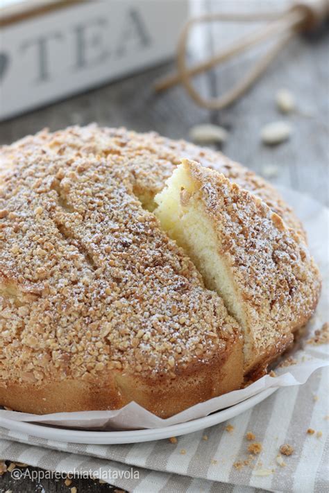 Immagine di una torta degli angeli soffice e dorata, magari con una spolverata di zucchero a velo.