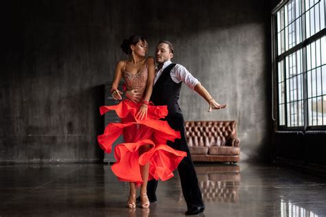 Coppia di ballerini che eseguono passi di salsa in linea