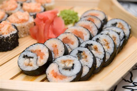 Immagine di un piatto di sushi misto