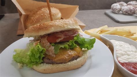 foto di un panino gourmet con hamburger di cavolfiore e formaggio