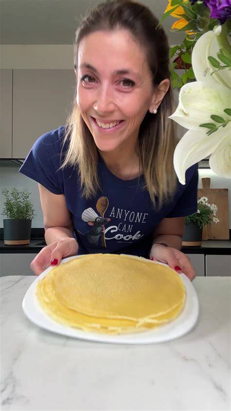 Ingredienti per crêpes bimby in una ciotola con uova, farina e latte.