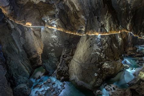 Interno delle Grotte di San Canziano con il fiume sotterraneo