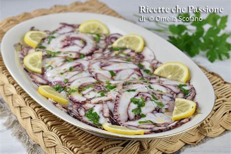 Carpaccio di polpo e avocado decorato con spicchi d'arancia