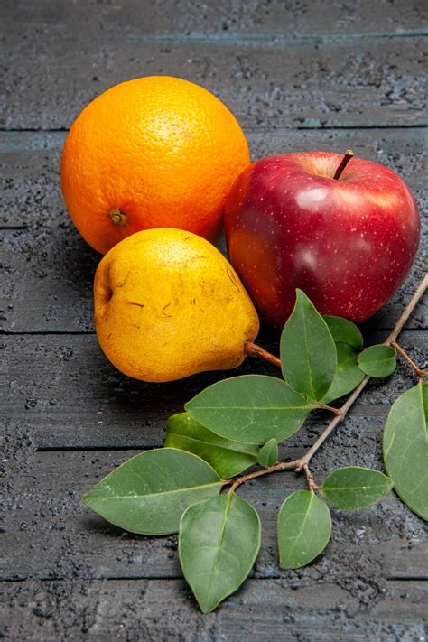 Una mela fresca e matura su uno sfondo rustico, pronta per essere utilizzata nella preparazione dello strudel.