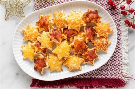 Dettaglio delle stelline di pasta sfoglia conservate in una scatola di latta