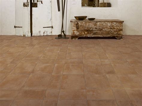 Dettaglio di un pavimento in gres porcellanato Marazzi effetto cotto con diverse tonalità