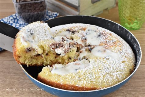 Padella antiaderente con torta in cottura sul fornello