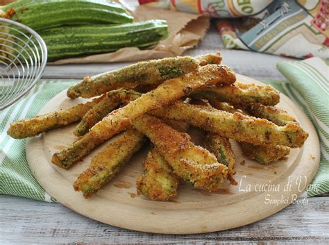 zucchine dorate e fritte in una padella