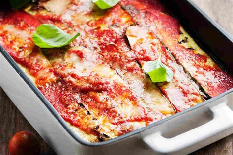 pirofila di parmigiana di zucchine appena sfornata