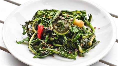 Immagine di un piatto di cicoria ripassata in padella