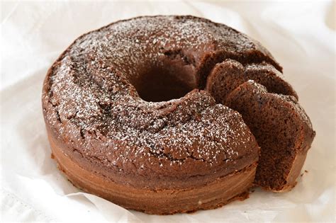 Illustrazione di una ciambella al cacao e peperoncino con venature marmorizzate