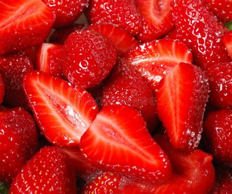 Foto di fragole fresche tagliate a spicchi