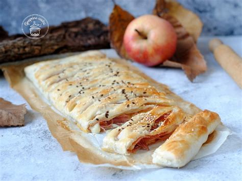 Strudel salato con speck e mele appena sfornato