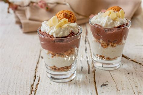 Immagine di un dolce al cucchiaio cremoso con castagne e cioccolato, decorato con panna e scaglie di cioccolato.