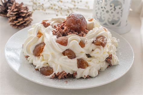 Immagine di un Monte Bianco decorato con purea di castagne, panna montata e cacao amaro.