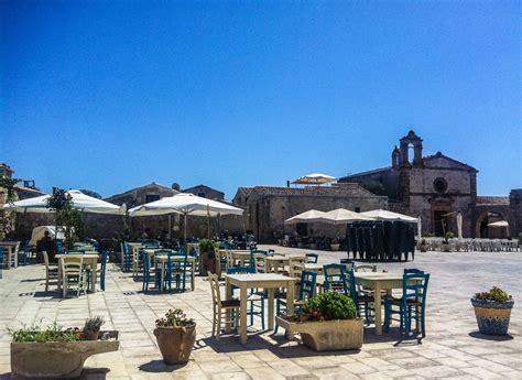 Panorama di Marzamemi, antico borgo marinaro siciliano noto per la lavorazione del tonno.