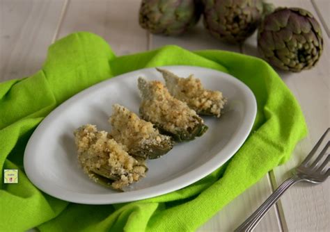 Ingredienti freschi per la ricetta: carciofi, polenta, erbe aromatiche