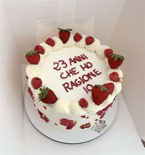 Una torta divertente con una scritta ironica per un neolaureato.