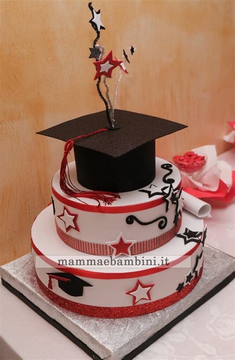 Una torta con topper personalizzato a forma di tocco di laurea.