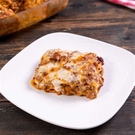 Immagine di una classica lasagna alla bolognese servita in una pirofila