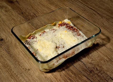 Immagine di una pirofila di lasagne pronta per essere infornata