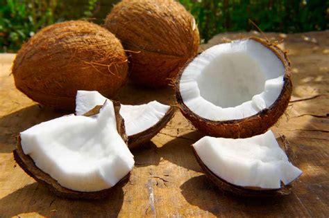 Cocco fresco tagliato a metà con polpa visibile
