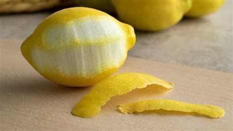striscioline di buccia di limone in una pentola con acqua