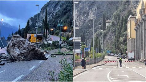 Vista aerea della statale Gardesana Occidentale con evidente frana che ostruisce la carreggiata.