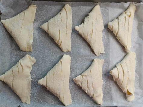forma dei triangoli di pasta sfoglia pronti per essere farciti