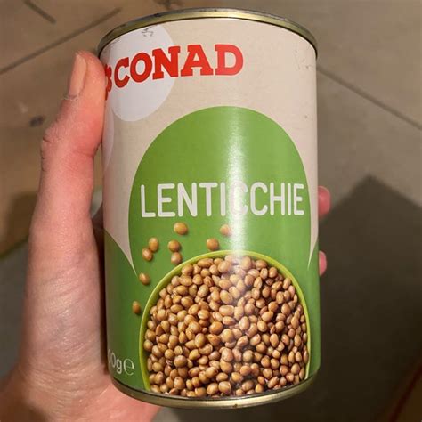 Immagine di lenticchie in scatola sciacquate sotto un getto d'acqua corrente