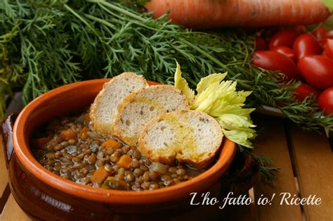 Immagine di una ciotola fumante di zuppa di lenticchie con crostini di pane