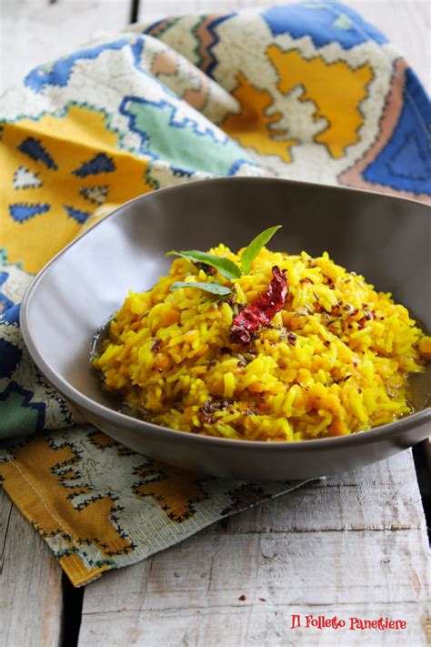 Piatto di dahl di lenticchie servito con riso basmati e chapati