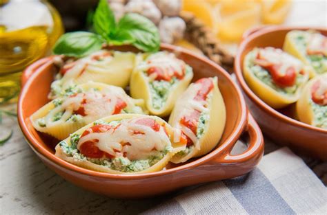 Ingredienti freschi e colorati per i conchiglioni ripieni