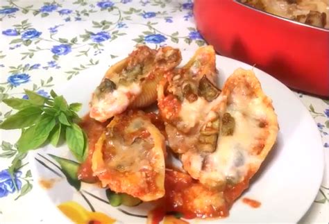 Primo piano dei conchiglioni ripieni alla Norma, con mozzarella filante