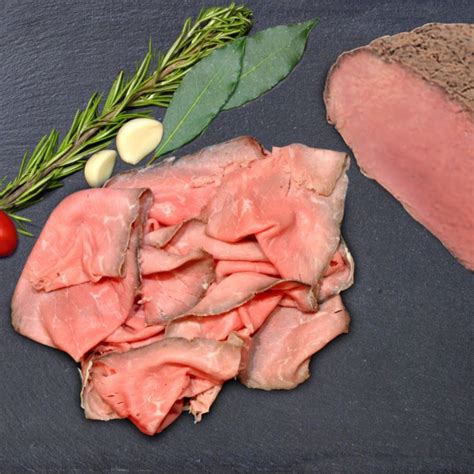 primo piano del roast beef affettato, mostrando l'interno rosato