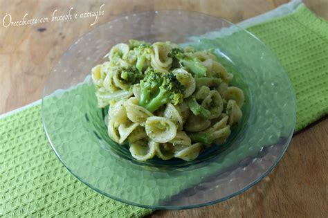 Immagine di un piatto di orecchiette con broccoli e acciughe