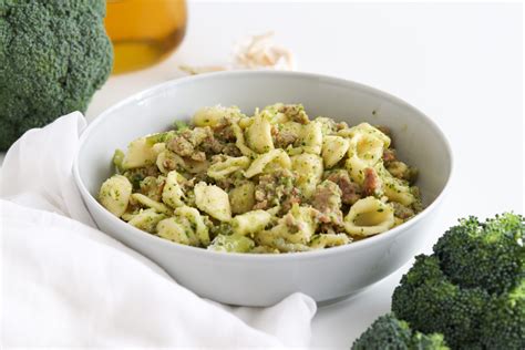 Immagine di un piatto di orecchiette con broccoli e salsiccia