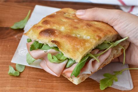 Foto di una focaccia romana farcita con mortadella