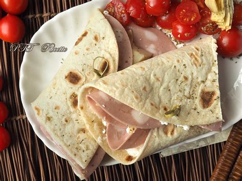 Foto di una piadina farcita con mortadella e formaggio filante