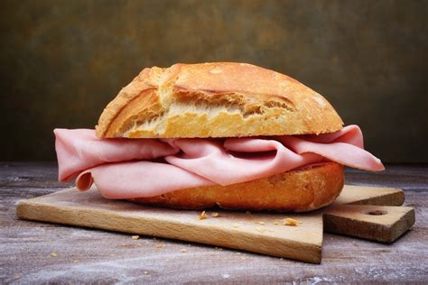 Composizione di ingredienti per un panino con mortadella e melanzane