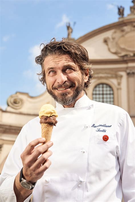 Massimiliano Scotti in cucina con gli ingredienti per il gelato