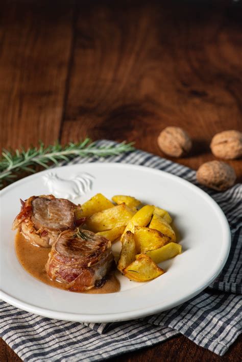 Immagine di un pasticcio di maiale intero, dorato e invitante, pronto per essere servito.