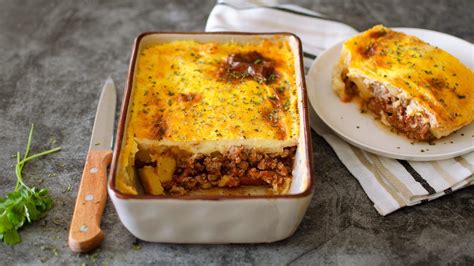 Illustrazione che mostra le diverse componenti di uno Shepherd's Pie tradizionale: carne macinata, verdure e purea di patate.