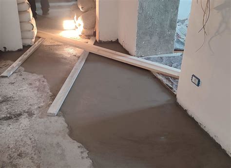 Dettaglio di una finitura superficiale del massetto con frattazzo