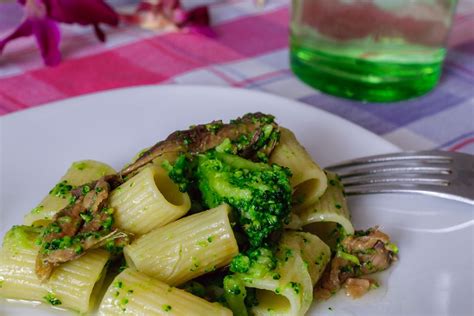 Broccoli freschi e acciughe in padella, pronti per essere uniti alla pasta