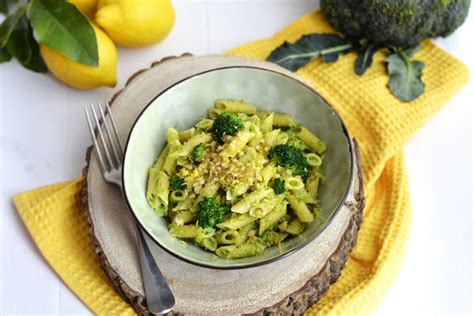 Ciotola con pasta condita con pesto, broccoli e granella di pistacchi