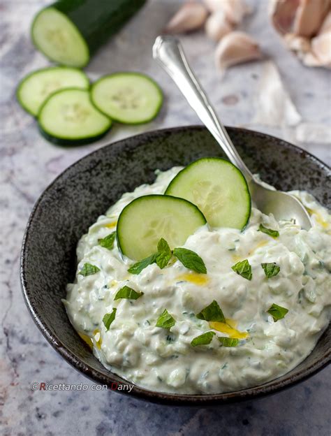 Componenti freschi per la salsa tzatziki: cetriolo, yogurt greco, menta, aglio