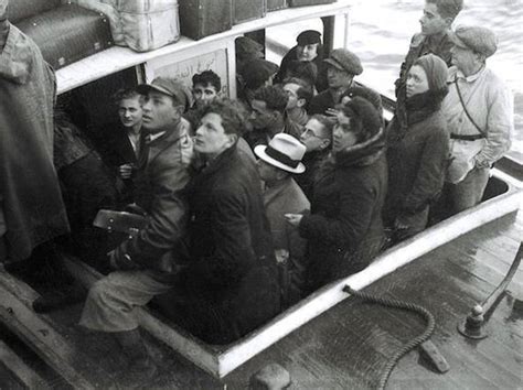 Foto di gruppo di profughi ebrei sbarcati a Cozze