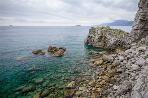Vista panoramica della costa rocciosa di Cozze