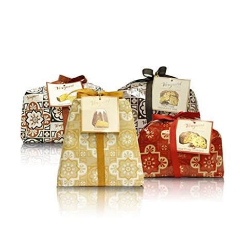 Immagine di diversi panettoni natalizi con confezioni colorate e tessuti africani.